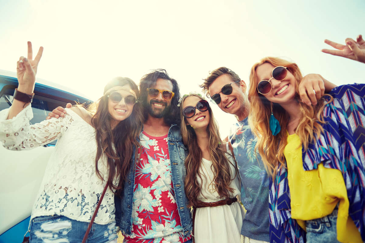Hippies en route pour les montagnes