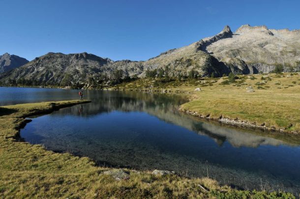 Randonneurs et guide dans le cirque de Gavarnie, Hautes-Pyrénées
