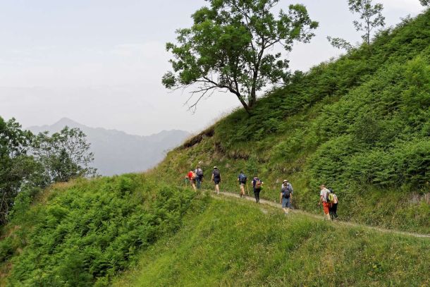 Randonnée guidée en famille avec un accompagnateur en montagne dans les Pyrénées